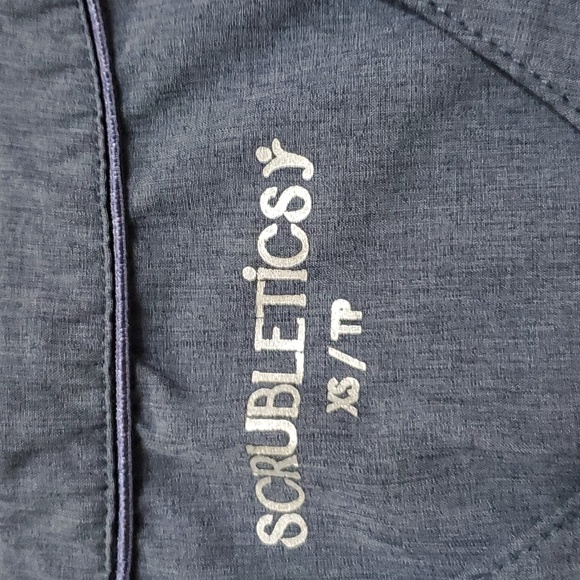 Scrubletics  Gray Scrub Top NWOT - Picture 3 of 7